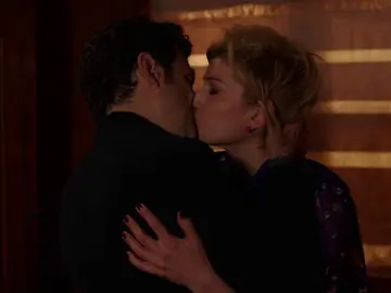 Vincenzo y Manuela se besan apasionadamente Vincenzo y Manuela se besan apasionadamente