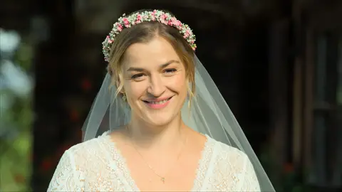 Anne preparada para su boda Doctor en los Alpes