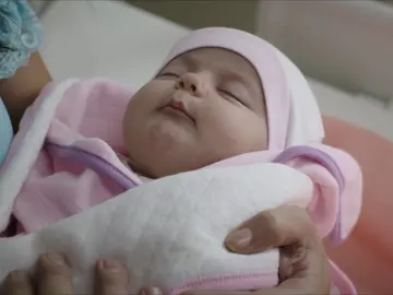 Dilara y Gülseren traen al mundo a dos niñas a la vez Dilara y Gülseren traen al mundo a dos niñas a la vez