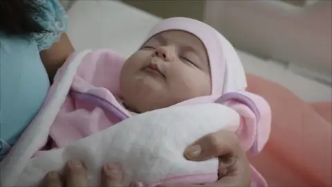 Dilara y Gülseren traen al mundo a dos niñas a la vez Dilara y Gülseren traen al mundo a dos niñas a la vez