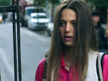 Cansu conoce a su madre biológica Cansu conoce a su madre biológica