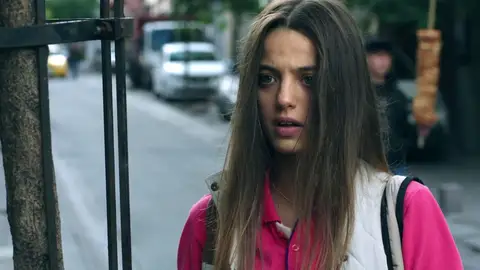 Cansu conoce a su madre biológica Cansu conoce a su madre biológica