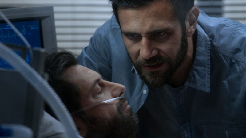 Santiago se presenta en el hospital para dejarle algunas cosas claras a Damián