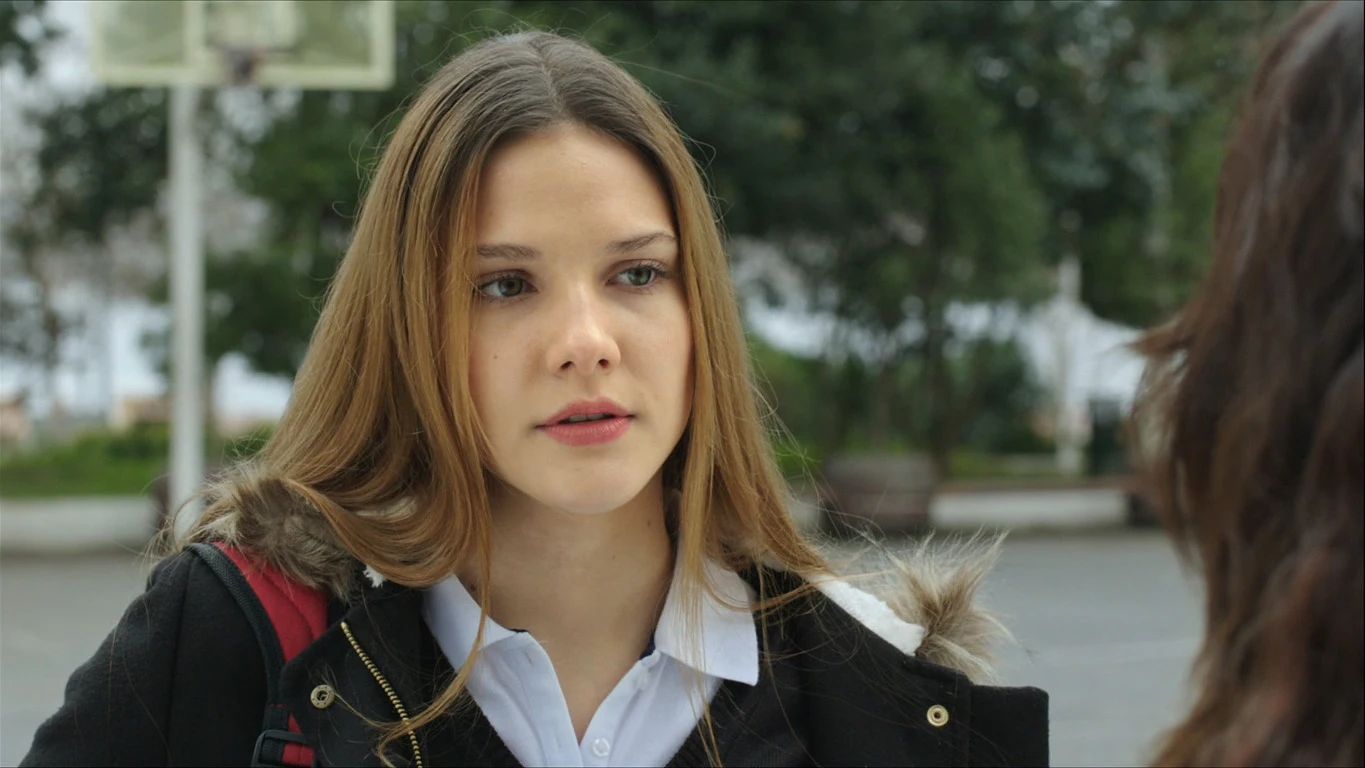 Hazal frente a su madre Paramparça: Vidas cruzadas