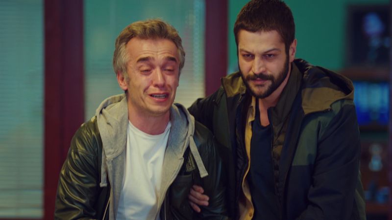 El comisario cita a Ugur y Cemal para darles la peor de las noticias