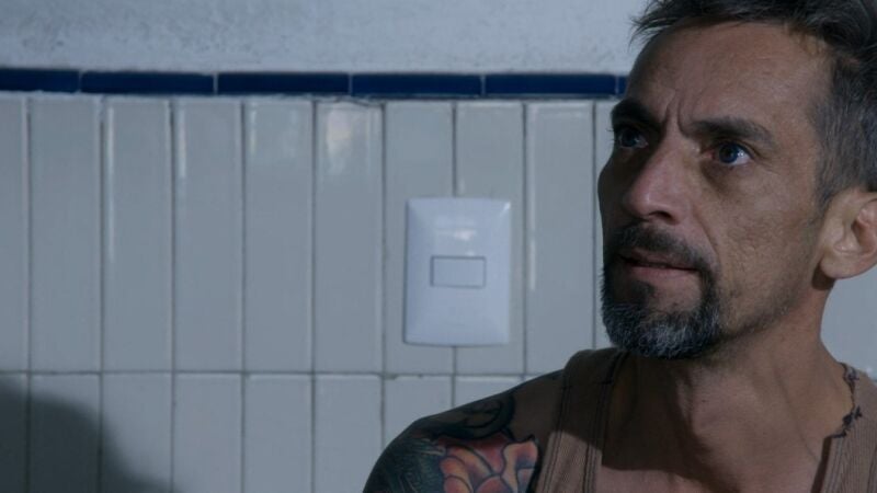 La vida de Vicente peligra y pacta con la policía para quedarse en la cárcel