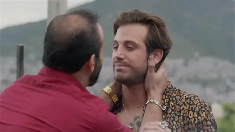 Charly traiciona a su mejor amigo por dinero Charly traiciona a su mejor amigo por dinero