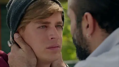 Erick se pronuncia: "Quiero saber quiénes son mis padres" Erick se pronuncia: "Quiero saber quiénes son mis padres"