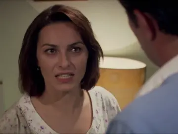 "¿Quién es Caroline?": Cemile descubre la carta de la amante de Ali "¿Quién es Caroline?": Cemile descubre la carta de la amante de Ali