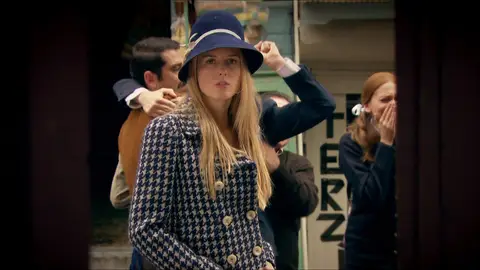 Caroline se presenta en casa de Ali Mar de amores