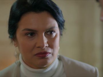 Zehra le confiesa la verdad a Miran: "A Azize la apuñaló tu madre"