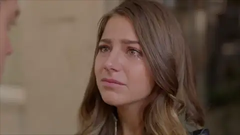 Vanesa estalla: "¿Estás escondiendo a la asesina de mi mamá?" Vanesa estalla: "¿Estás escondiendo a la asesina de mi mamá?"