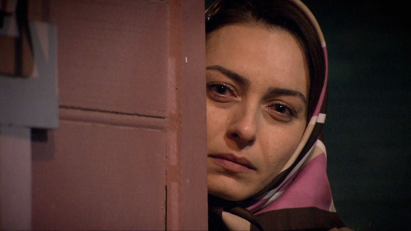 Cemile observa desde la distancia la boda entre Ali y Caroline