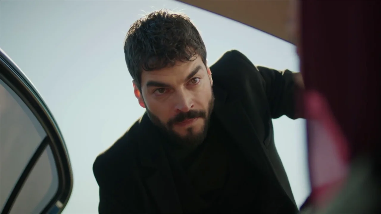 Miran, arrepentido, detiene a Azize: "Vengo a llevarte de vuelta" Miran, arrepentido, detiene a Azize: "Vengo a llevarte de vuelta"