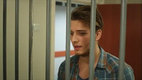 Ozan visita a su padre en la cárcel Paramparça. Vidas cruzadas