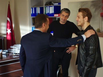 Reencuentro entre Harun y Cihan