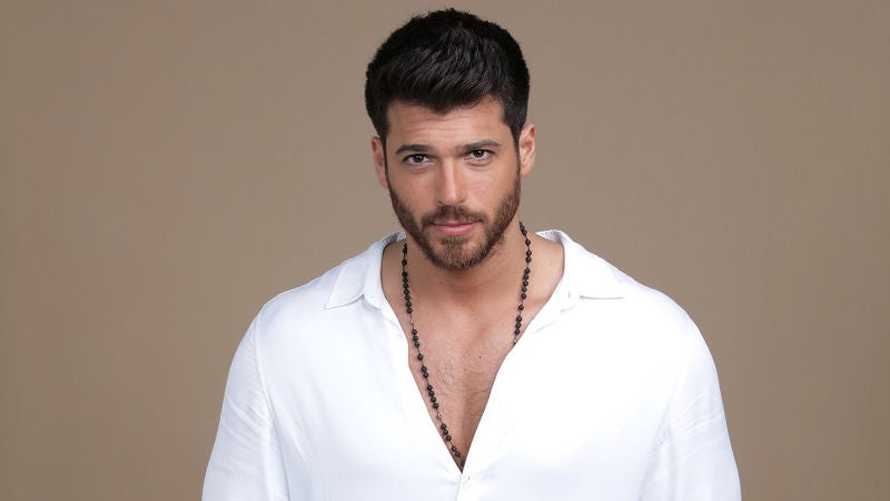 Can Yaman se convierte en Özgur Atasoy en 'El hombre equivocado', la nueva serie de Nova