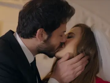 "Sí, quiero": Gonül y Azat desafían a todos casándose "Sí, quiero": Gonül y Azat desafían a todos casándose