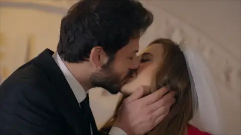 "Sí, quiero": Gonül y Azat desafían a todos casándose "Sí, quiero": Gonül y Azat desafían a todos casándose