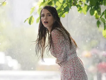 Özge Gürel es Ezgi Inal Özge Gürel es Ezgi Inal