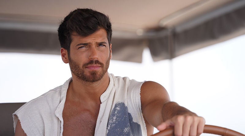 Desvelamos las mejores fotos de Can Yaman en el rodaje de 'El hombre equivocado'