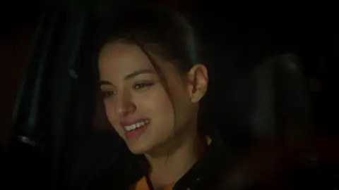 Los tormentosos problemas de Cansu desaparecen gracias a Deniz Los tormentosos problemas de Cansu desaparecen gracias a Deniz