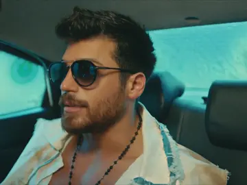 Özgur y Ezgi se conocen de mala manera Özgur y Ezgi se conocen de mala manera