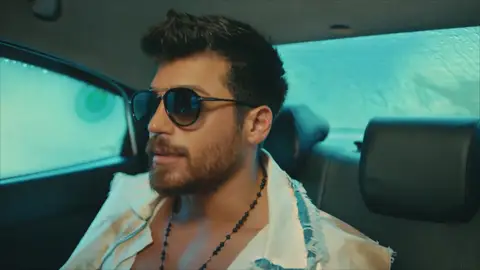 Özgur y Ezgi se conocen de mala manera Özgur y Ezgi se conocen de mala manera