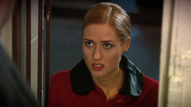 Caroline acude a Ali para pedirle un favor