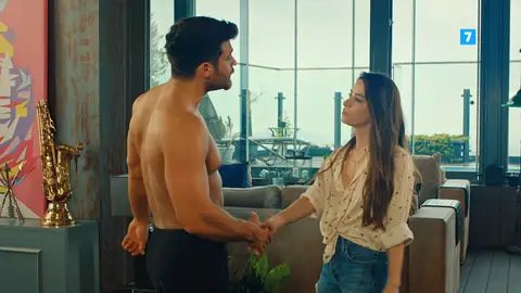can Yaman y Özge Gürel El hombre equivocado