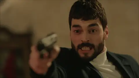 "Eres la asesina de mi hijo": Miran se enfrenta a Füsun Aslanbey "Eres la asesina de mi hijo": Miran se enfrenta a Füsun Aslanbey