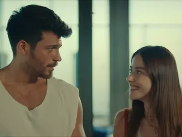 Ezgi, arrepentida, decide ir a la boda con Özgur Ezgi, arrepentida, decide ir a la boda con Özgur