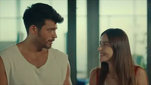 Ezgi, arrepentida, decide ir a la boda con Özgur Ezgi, arrepentida, decide ir a la boda con Özgur