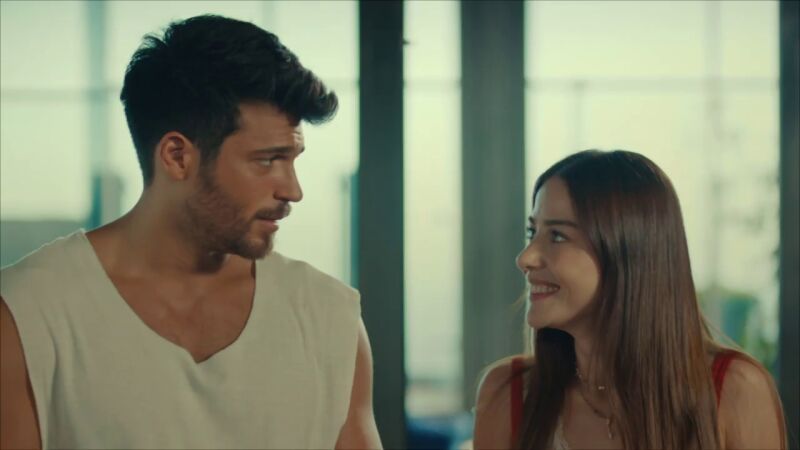 Ezgi, arrepentida, decide ir a la boda con Özgur