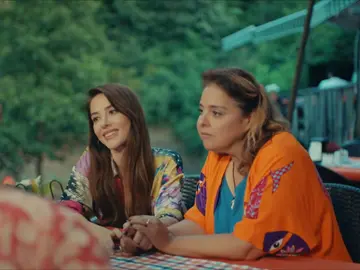 Ezgi engaña a su madre haciéndole creer que Özgur es Serdar Ezgi engaña a su madre haciéndole creer que Özgur es Serdar