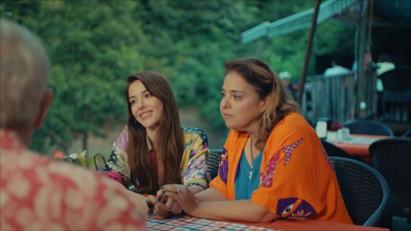 Ezgi engaña a su madre haciéndole creer que Özgur es Serdar