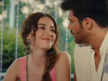¡El gran día ha llegado! Ezgi finge ser la novia de Özgur ¡El gran día ha llegado! Ezgi finge ser la novia de Özgur