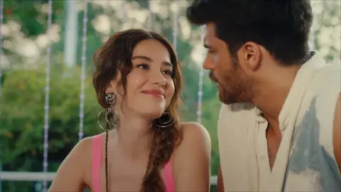 ¡El gran día ha llegado! Ezgi finge ser la novia de Özgur ¡El gran día ha llegado! Ezgi finge ser la novia de Özgur