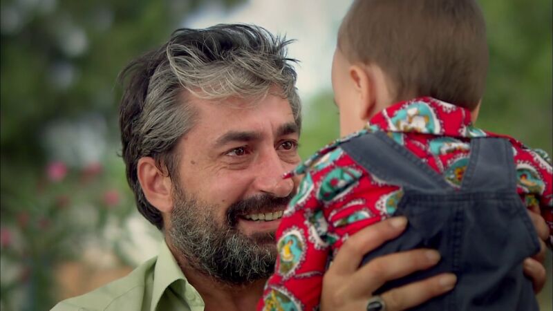 Ali sale de la cárcel y se reencuentra con su familia