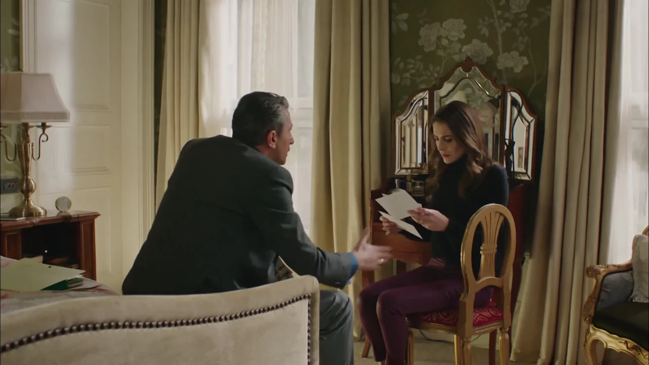 Cihan consigue desenmascarar a Harun ante Dilara Tras investigar, Cihan consigue convencer a Dilara de que Harun no es un buen hombre.