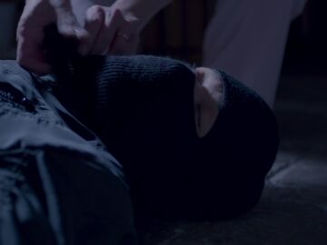 Un hombre encapuchado se cuela en casa de Bárbara falcón mientras duerme