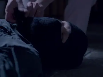 Un hombre encapuchado se cuela en casa de Bárbara falcón mientras duerme Un hombre encapuchado se cuela en casa de Bárbara falcón mientras duerme