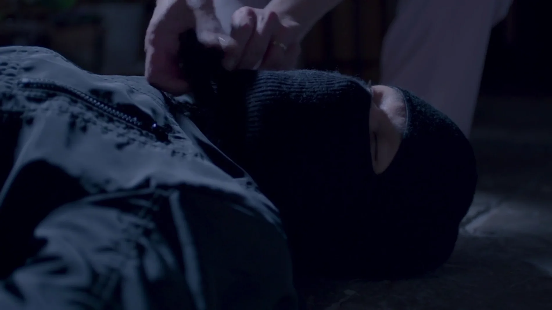 Un hombre encapuchado se cuela en casa de Bárbara falcón mientras duerme