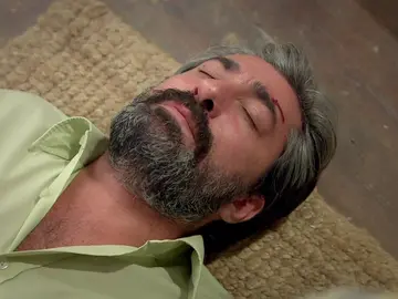 Osman encuentra a Ali inconsciente en el suelo Osman encuentra a Ali inconsciente en el suelo