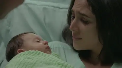 Bárbara cuenta la verdad sobre la adopción de Gael Ariadna, Dafne y Gemma no se fían de Bárbara y le obligan a contarles la verdad sobre la adopción de Gael.