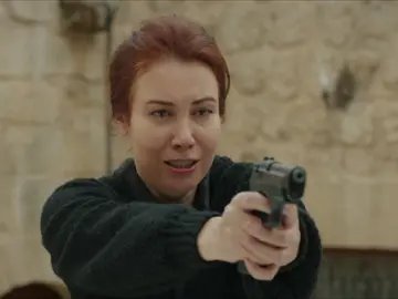 Dilsah pierde el juicio y apunta a Reyyan con un arma: "Es todo por tu culpa" Dilsah pierde el juicio y apunta a Reyyan con un arma: "Es todo por tu culpa"