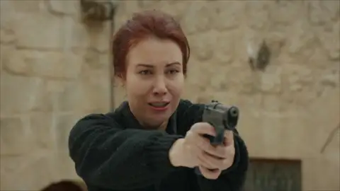Dilsah pierde el juicio y apunta a Reyyan con un arma: "Es todo por tu culpa" Dilsah pierde el juicio y apunta a Reyyan con un arma: "Es todo por tu culpa"