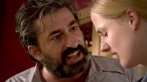 Caroline recupera a su hijo Mustafa Tras hablar con Hasefe, Cemile consigue que Caroline recupere a Mustafa.