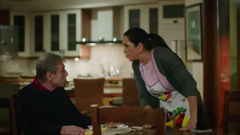 Keriman chantajea a Rahmi con desvelar sus secretos Keriman, harta de los abusos de Rahmi, lo chantajea con desvelar sus secretos.