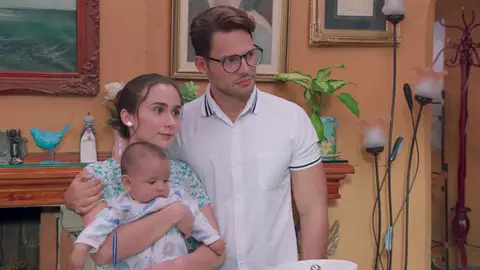Dafne y Gael hacen oficial su relación ante la familia Falcón Gael y Dafne le cuentan a la familia Falcón, incluida Bárbara, que están saliendo.